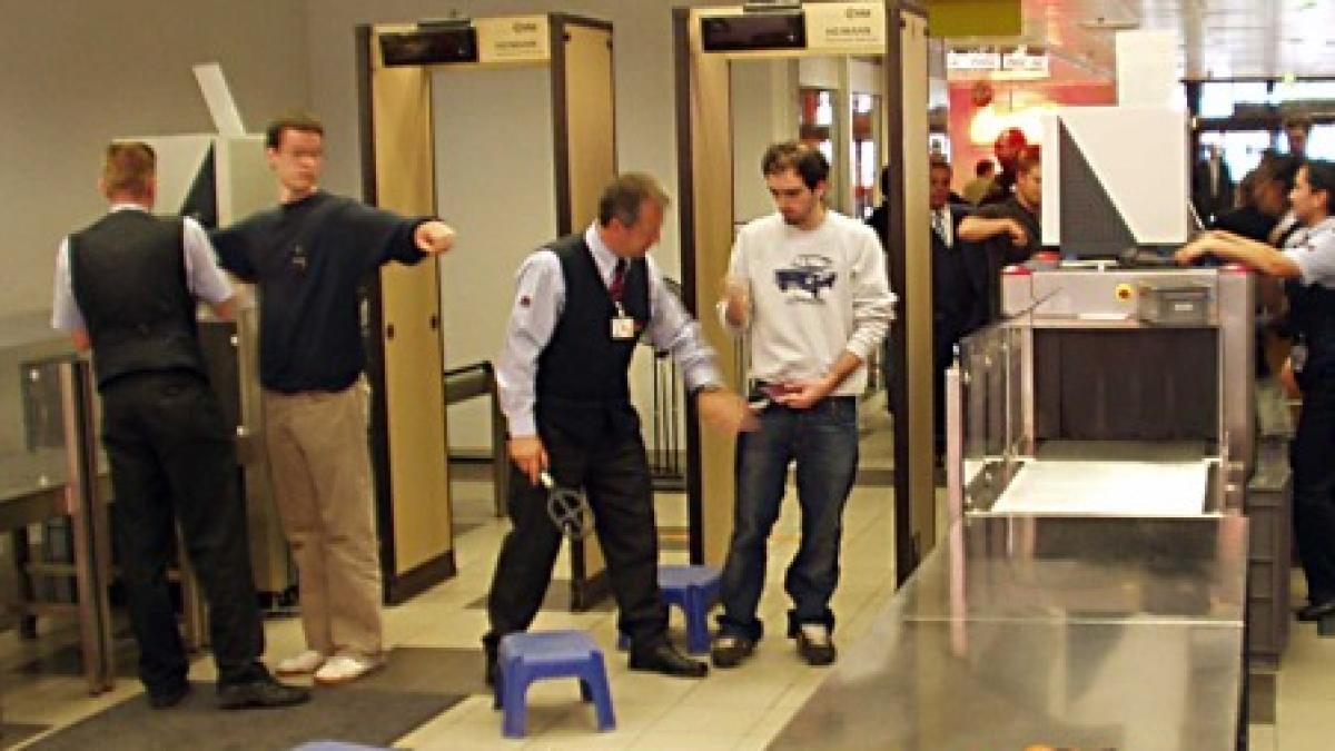 imagini incredibile surprinse pe aeroport ce au gasit in bagajul acestui barbat care voia sa ajunga