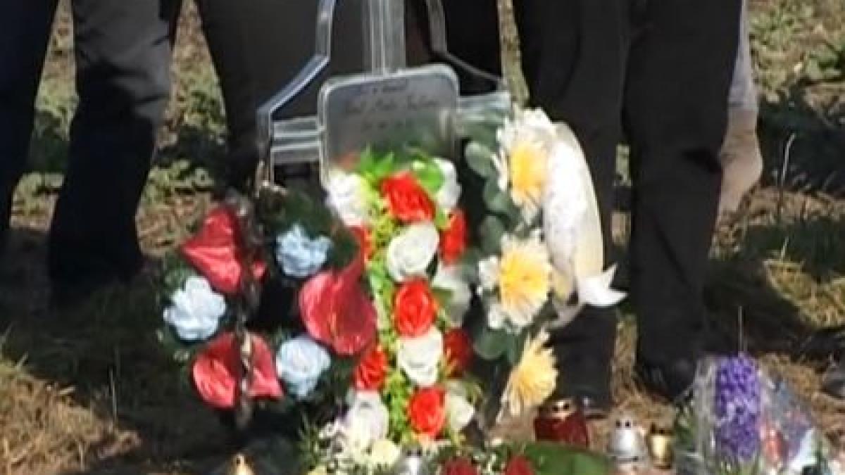 aradenii au protestat pe un drum judetean dupa ce o tanara a murit incercand sa evite gropile din