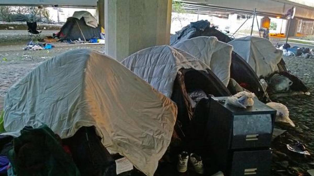 imigranti romani care locuiesc sub un pod rutier din marea britanie risca sa fie evacuati