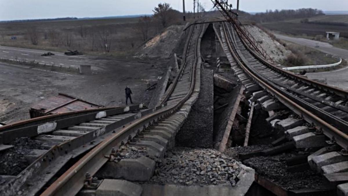 singura ruta feroviara care lega ucraina de regiunea separatista lugansk a fost aruncata in aer