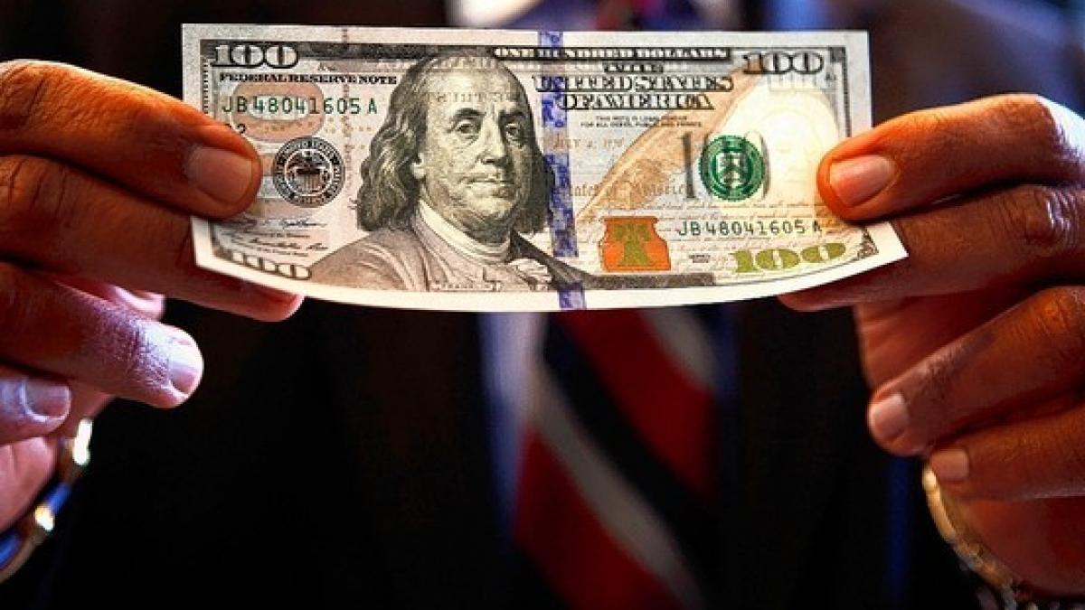 dolarul calca peste euro recordul istoric doborat de moneda americana ce efecte negative vom