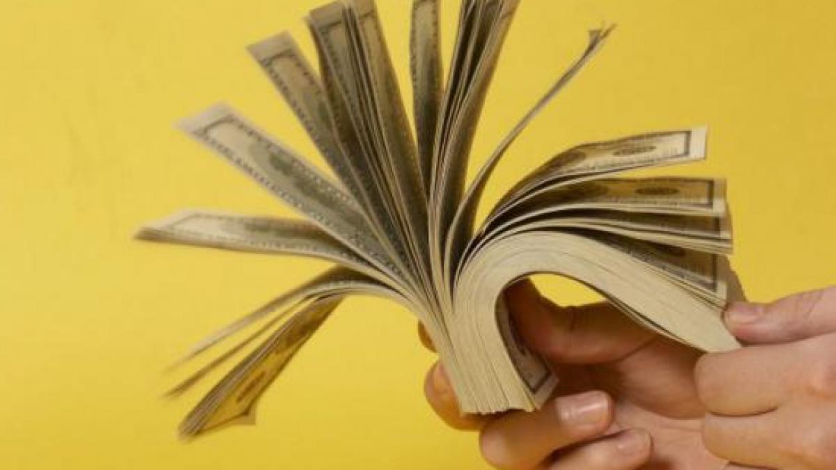 dolarul un nou maxim record vezi cotatia bnr