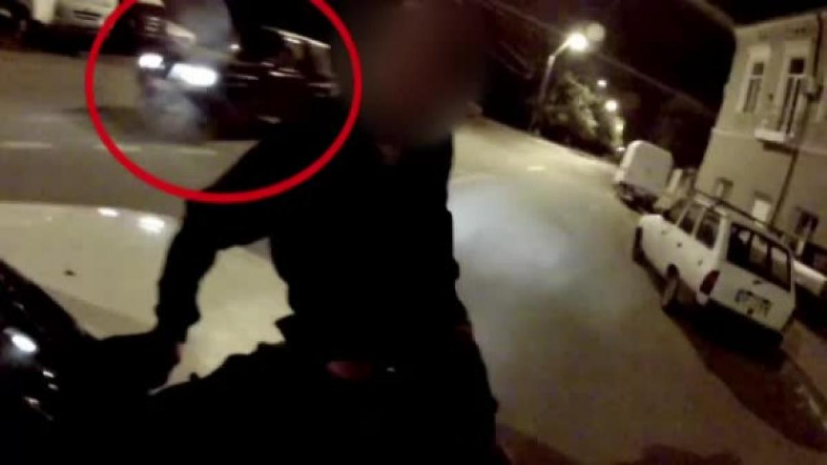 scene incredibile filmate pe o sosea din constanta s au urcat pe capota masinii si au demarat in