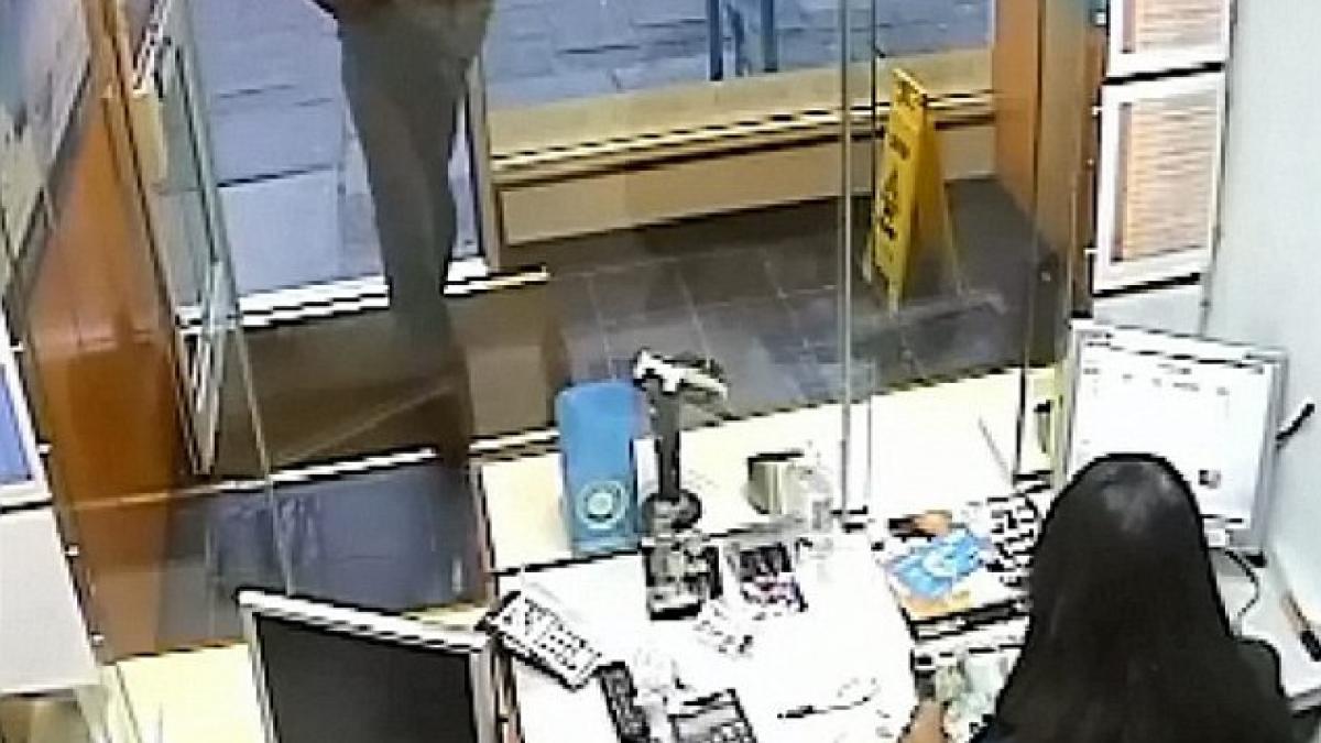 ce face aceasta casiera cand atacatorul o ameninta cu pistolul a devenit vedeta pe internet