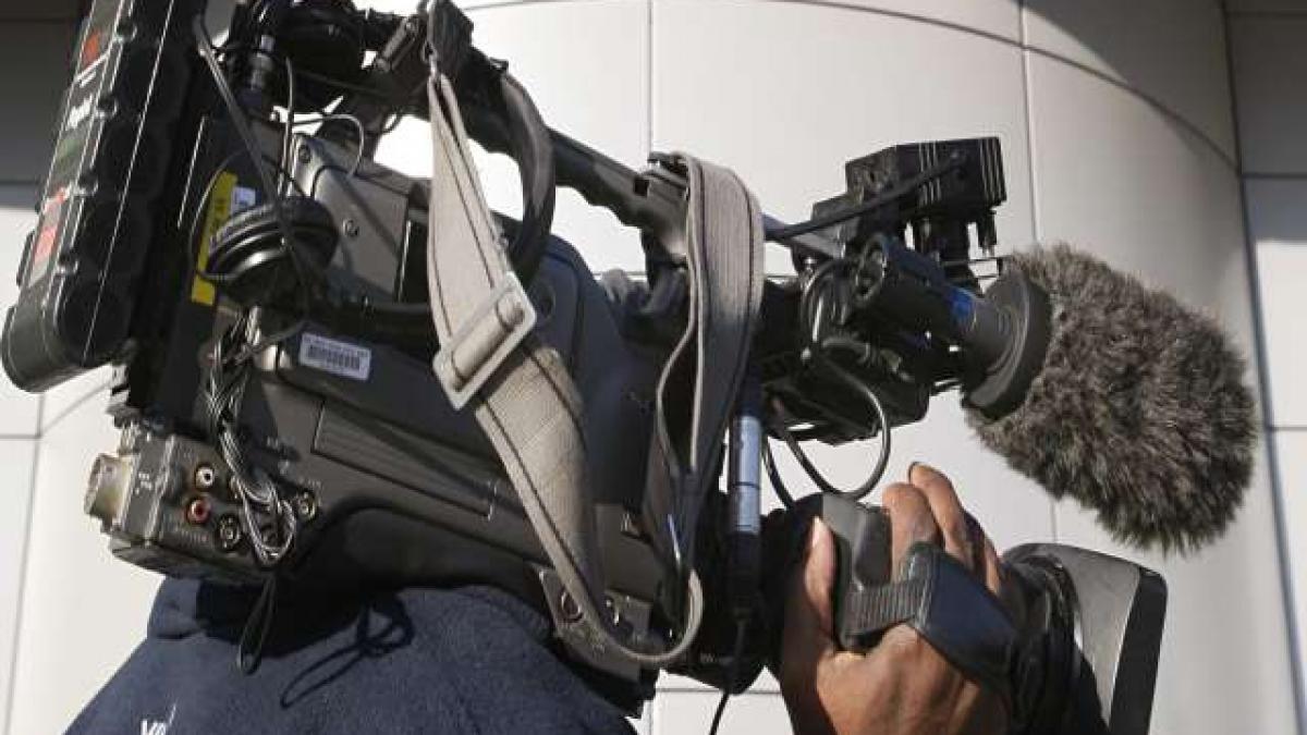 incident incredibil o echipa de jurnalisti care se pregatea de o transmisie in direct a fost