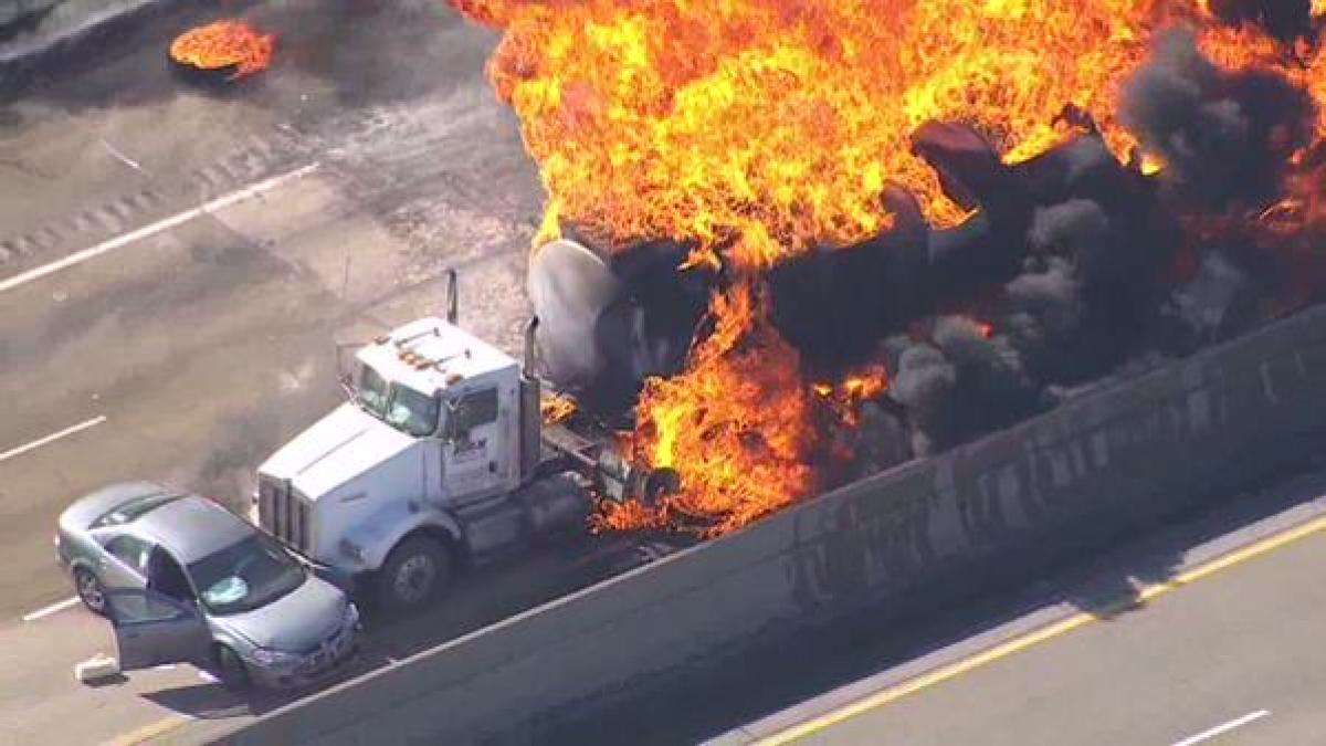 o cisterna plina a explodat pe o autostrada din detroit ambele sensuri de circulatie au fost