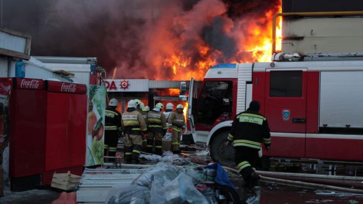 5 oameni au murit in incendiul de la mall ul rusesc alte 25 de persoane se afla inca sub daramaturi