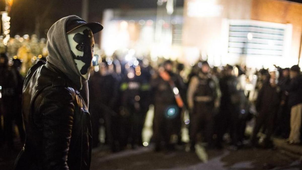 doi politisti impuscati la un miting in apropiere de sediul politiei din ferguson