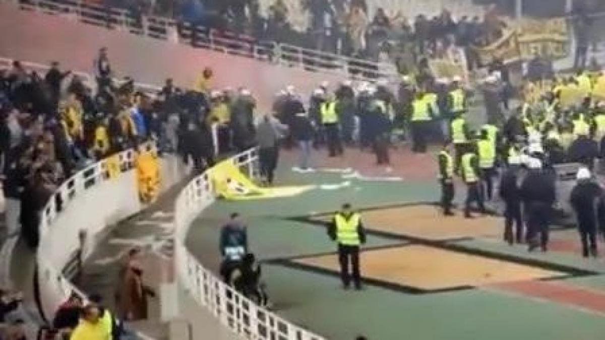 meciul aek atena olympiakos pireu suspendat dupa ce suporterii aek au invadat terenul