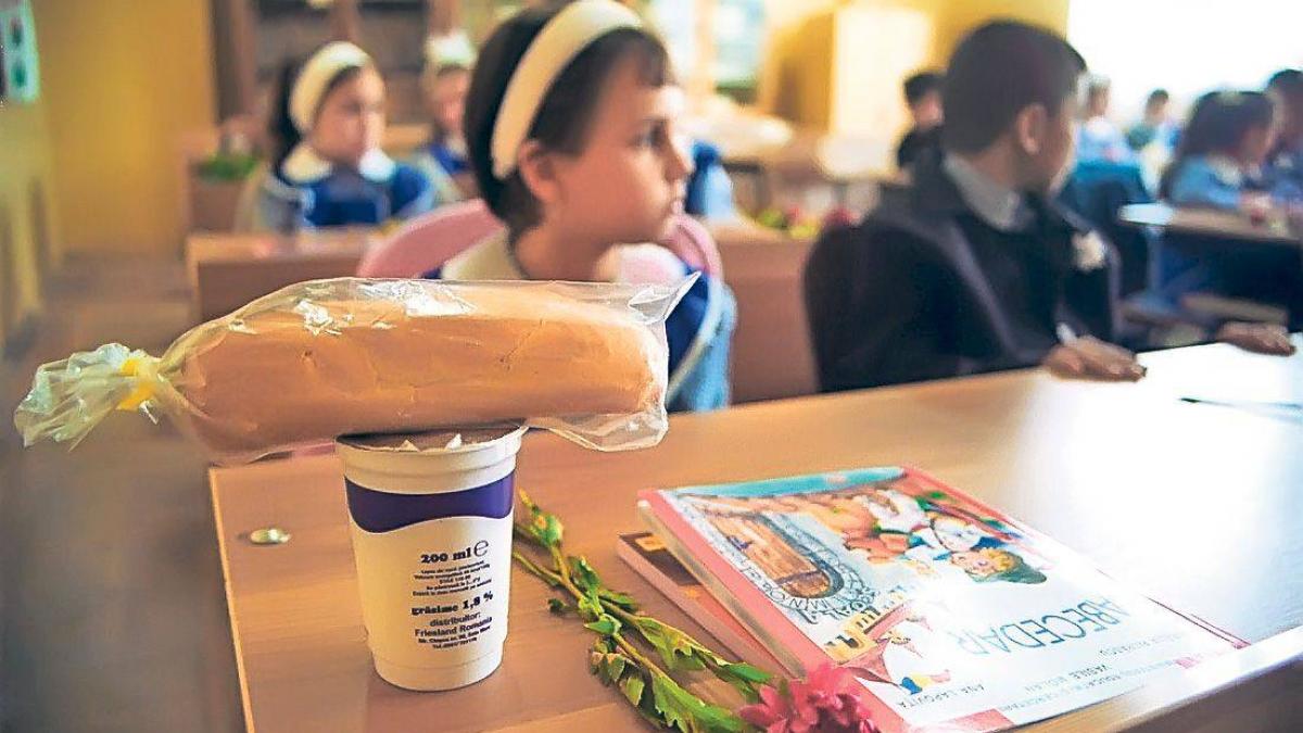 o eleva a ramas cu o lama de ras intre dinti dupa ce a muscat din cornul primit la scoala m am