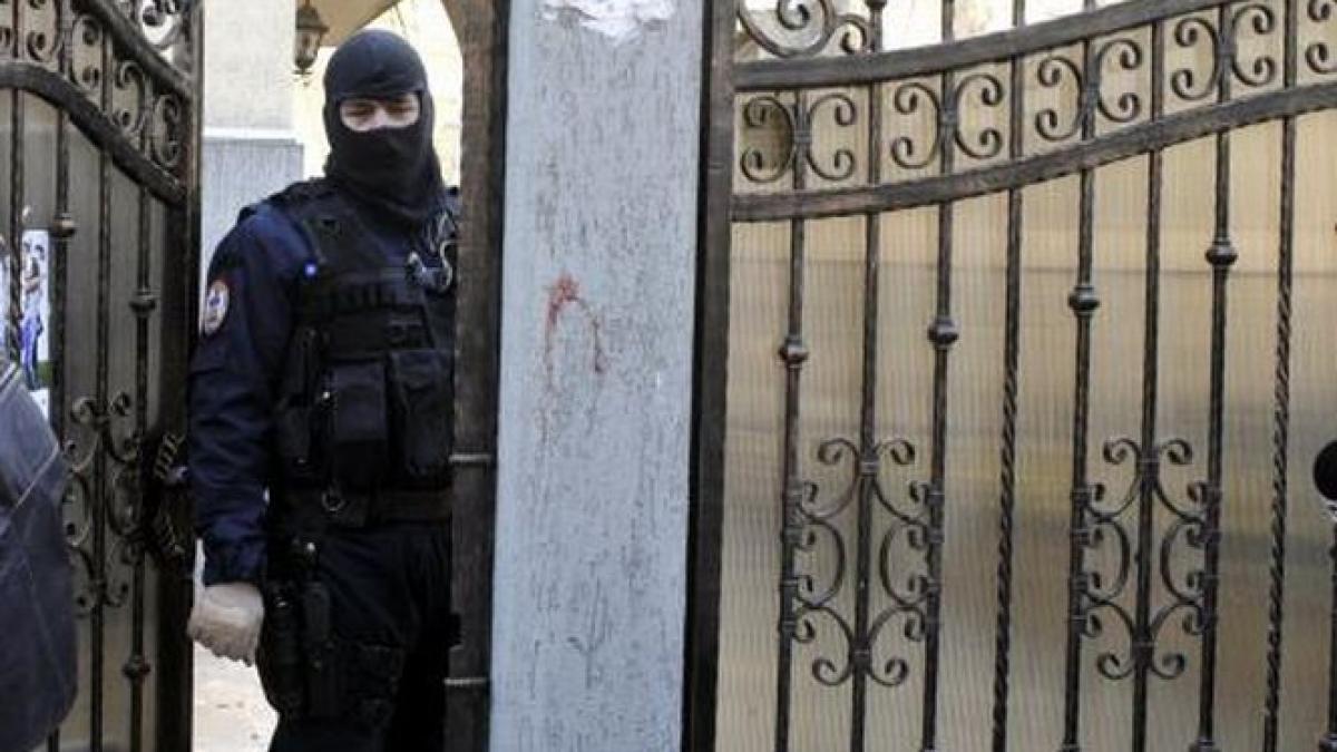 procurorii care au perchezitionat casa lui vanghelie aplaudati de oamenii de pe strada sustineau ca