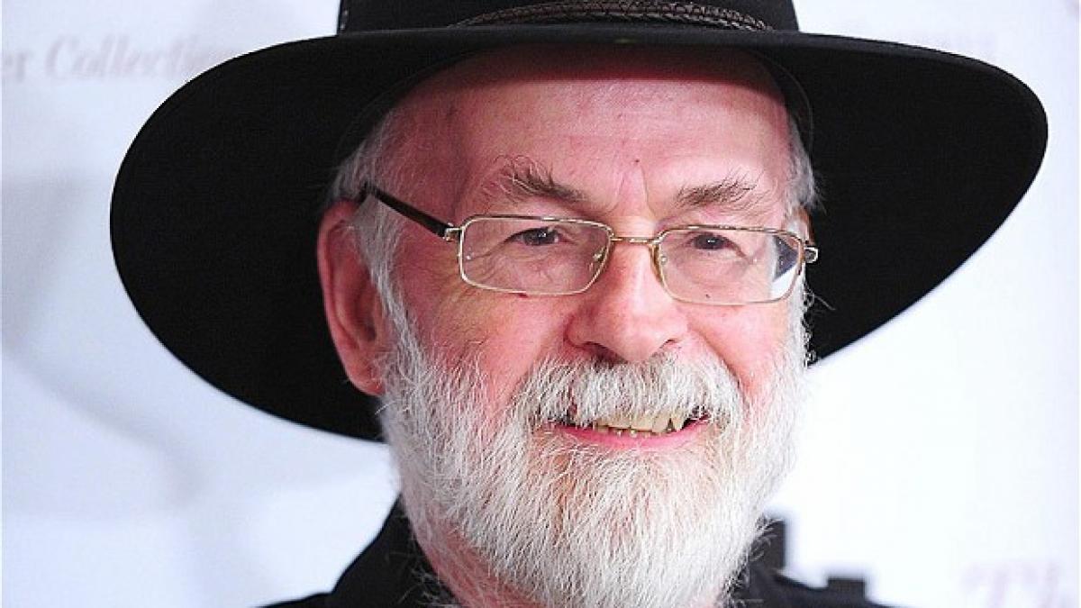terry pratchett a murit la varsta de 66 de ani a scris peste 70 de carti de a lungul carierei