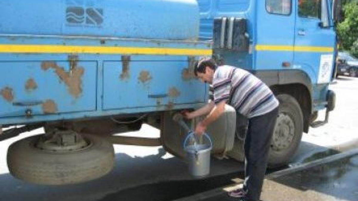 apa distribuita cu cisterna la gaesti dupa ce apa din reteaua de alimentare a fost contaminata
