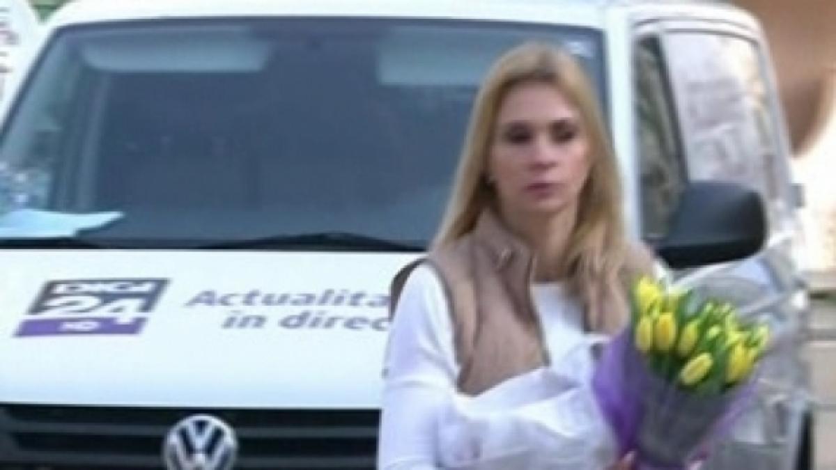 elena udrea vizitata azi de mama ei si ruxandra dragomir prietena a venit cu un buchet de lalele