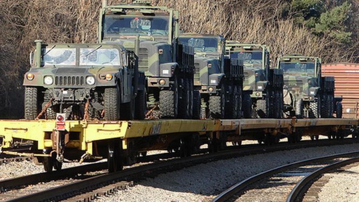americanii aduc armanent in baza de la kogalniceanu un tren incarcat cu zeci de tancuri si vehicule