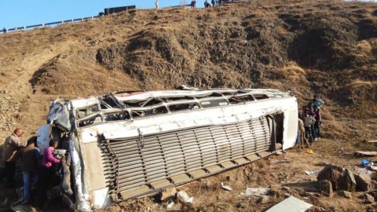 accident de autocar cel putin 49 de morti si 10 raniti dupa ce masina a cazut in prapastie