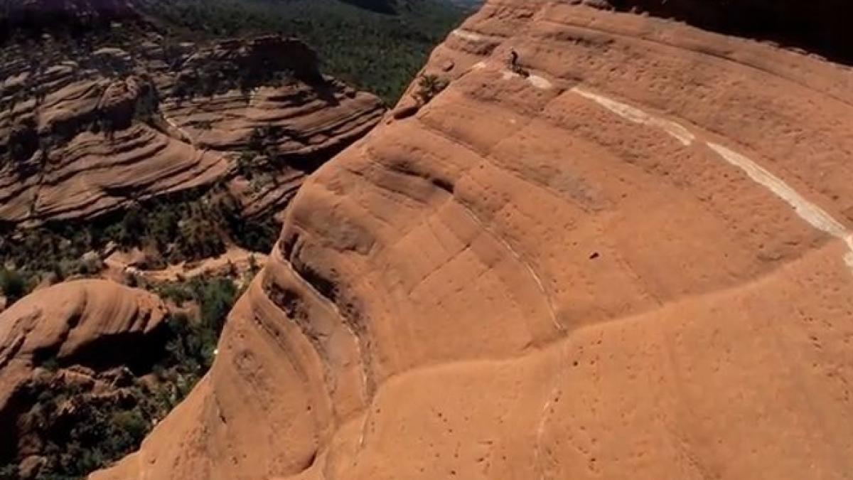curaj extrem imagini spectaculoase cu un tanar care se plimba cu bicicleta pe o stanca din arizona