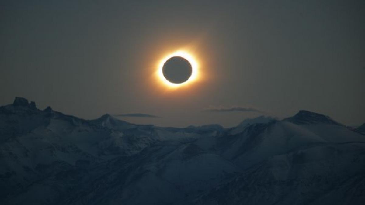 fenomen astronomic rar vizibil din romania la ce ora unde si cum se va vedea eclipsa de soare din