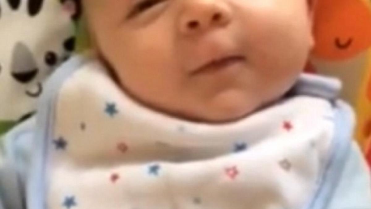 moment incredibil la doar sapte saptamani un bebelus a rostit primul sau cuvant
