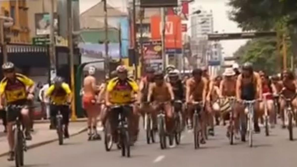 peru sute de biciclisti au protestat dezbracati fata de poluare si conditiile din trafic