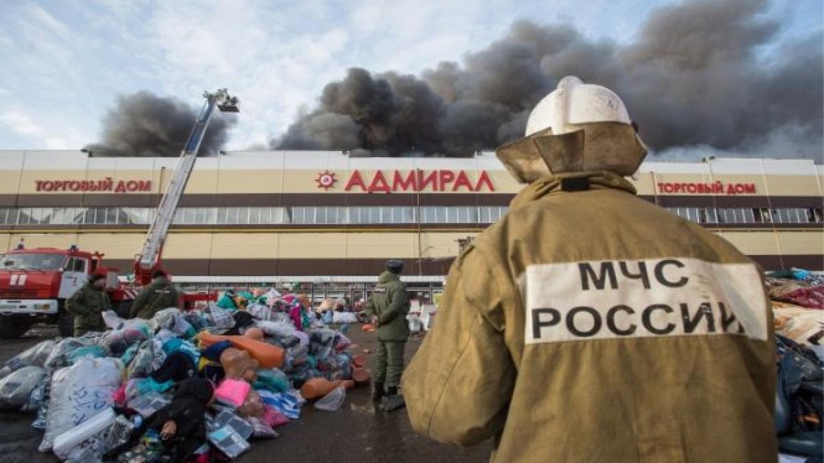mall ul arde si pompierii isi fac poze ministerul de urgente rus isi cere scuze