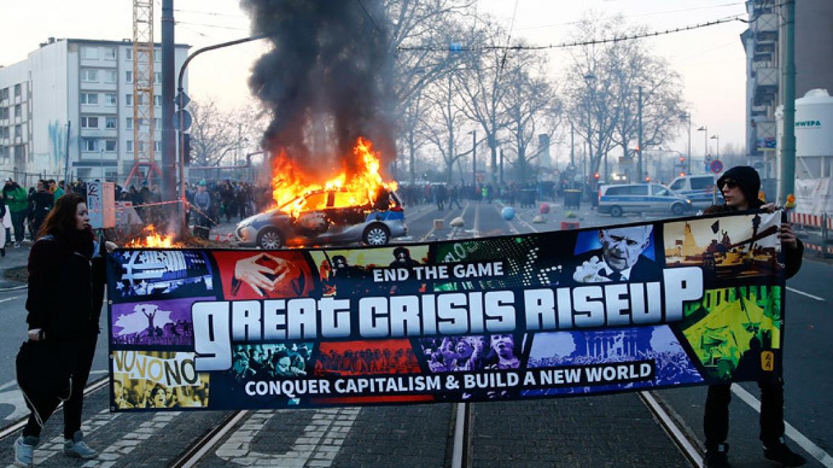 blockupy proteste violente in frankfurt politistii folosesc tunuri cu apa si gaze lacrimogene 350