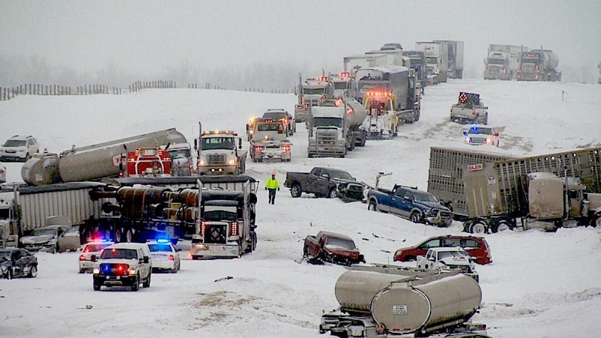 carambol masiv pe o autostrada din canada peste 50 de vehicule implicate in accident