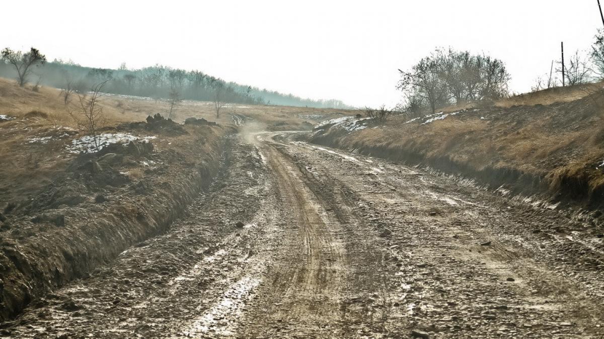 made in romania o masina de pompieri a ramas impotmolita in noroi la 150 de metri de casa care