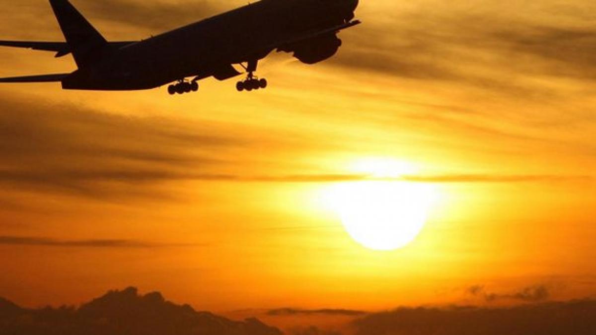 o profesoara a fost arestata dupa ce a fumat in avion si a tinut un discurs anti american video