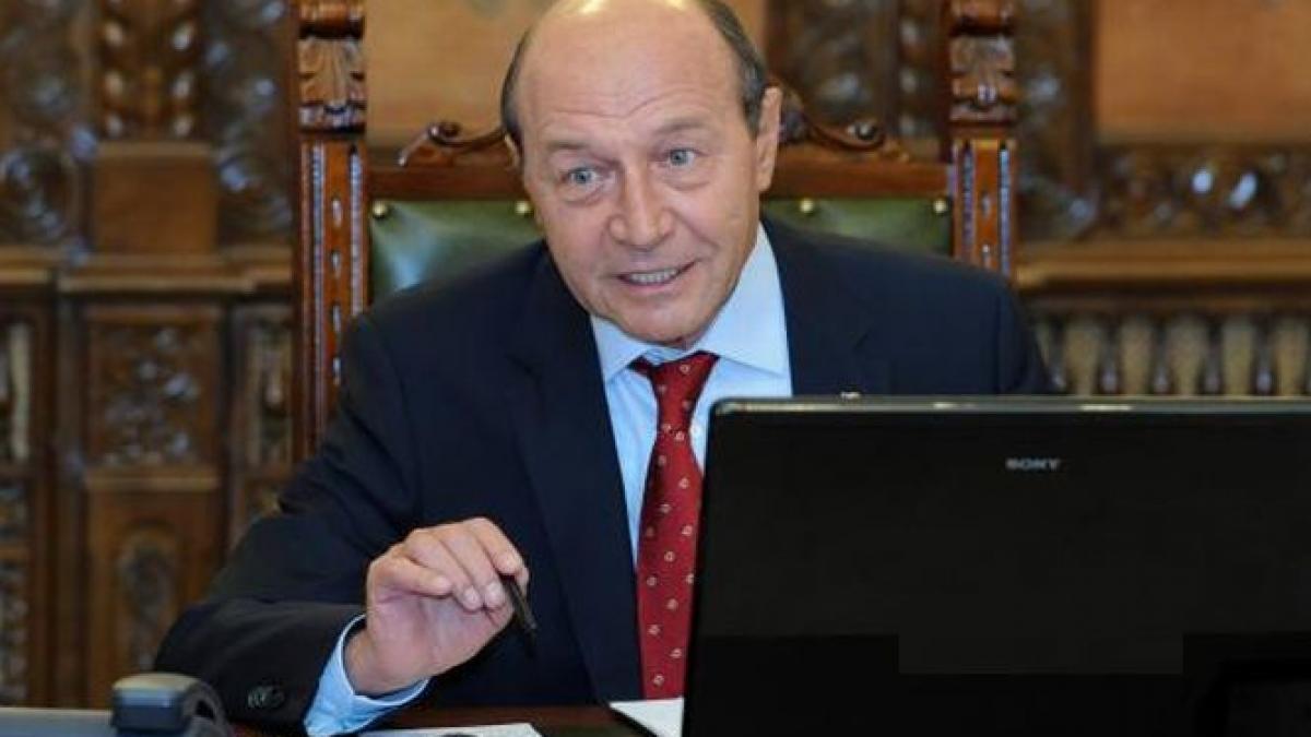 traian basescu urmarit penal pentru santaj fostul presedinte huiduit la parchet basescu la puscarie