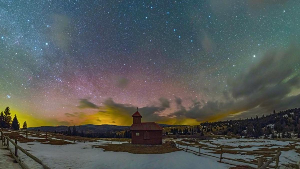 fenomen spectaculos pe cerul romaniei surprins in harghita totul a fost generat de explozia solara
