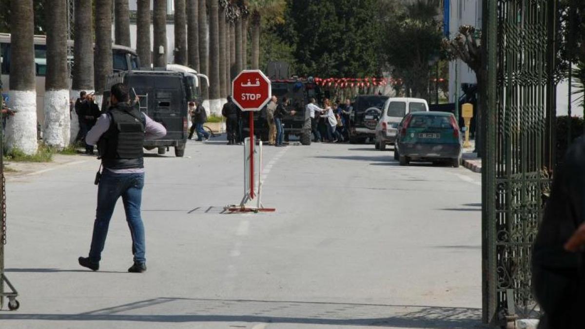 presa italiana autorii atacului terorist din tunis aveau mitraliere ak 47 provenind din romania