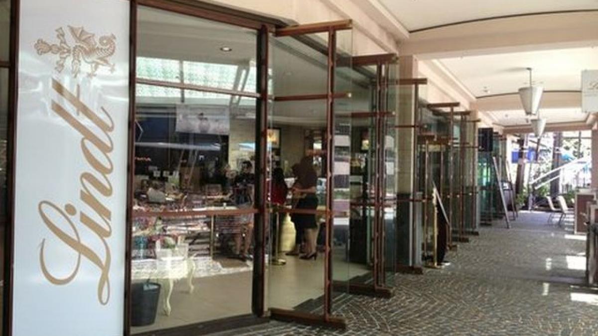 cafeneaua lindt din sydney s a redeschis dupa peste trei luni de la luarea de ostatici