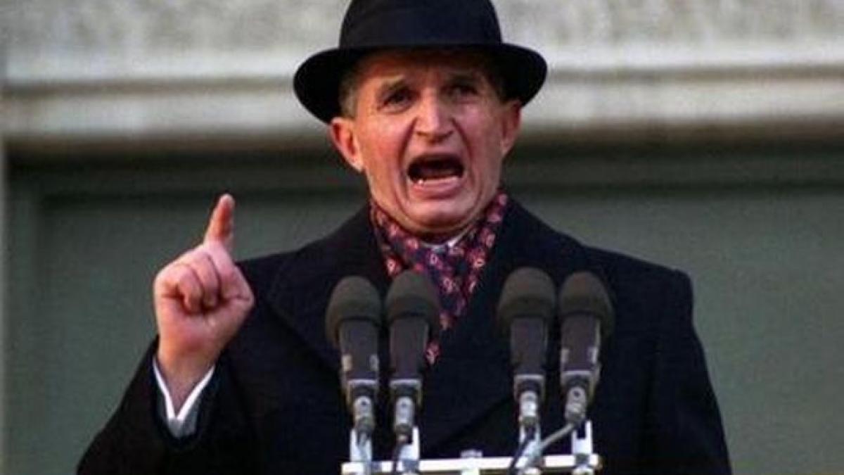 carnetul de partid al lui ceausescu si poseta gucci a elenei scoase la licitatie