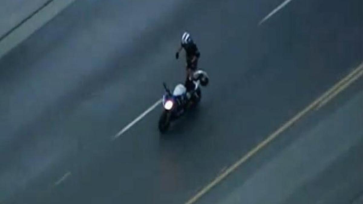 cum a reactionat un motociclist cand politistii au vrut sa l traga pe dreapta i a facut de ras in