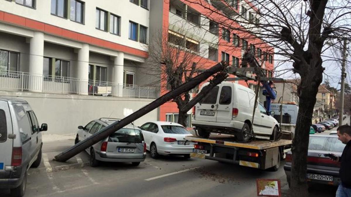 masina parcata regulamentar avariata de un stalp lovit de o autospeciala de ridicat masini