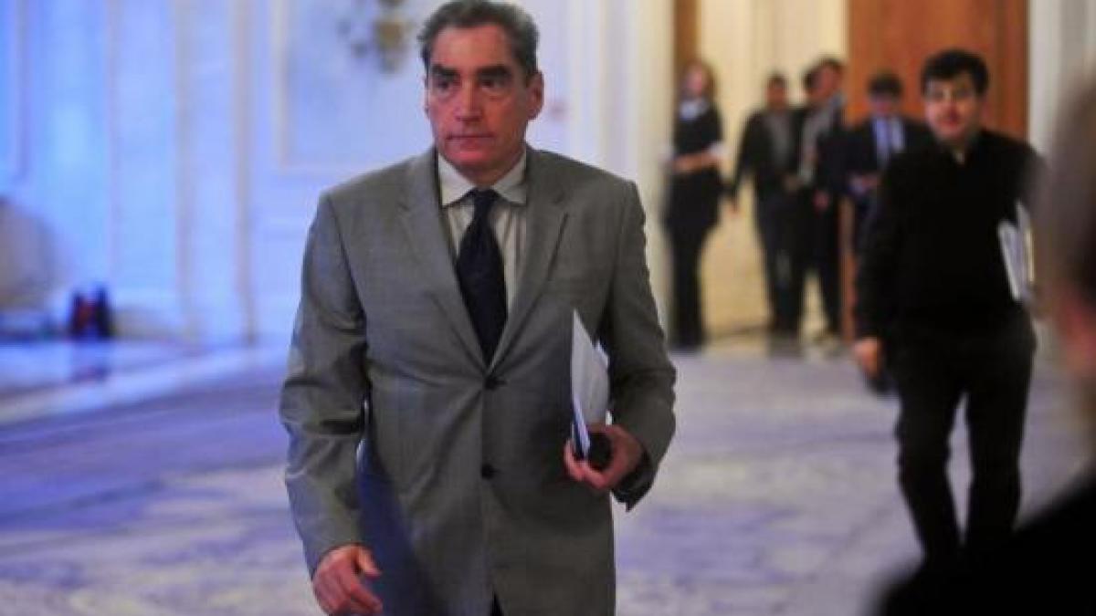 petre roman a fost lasat fara mandatul de deputat ar putea da in judecata camera deputatilor