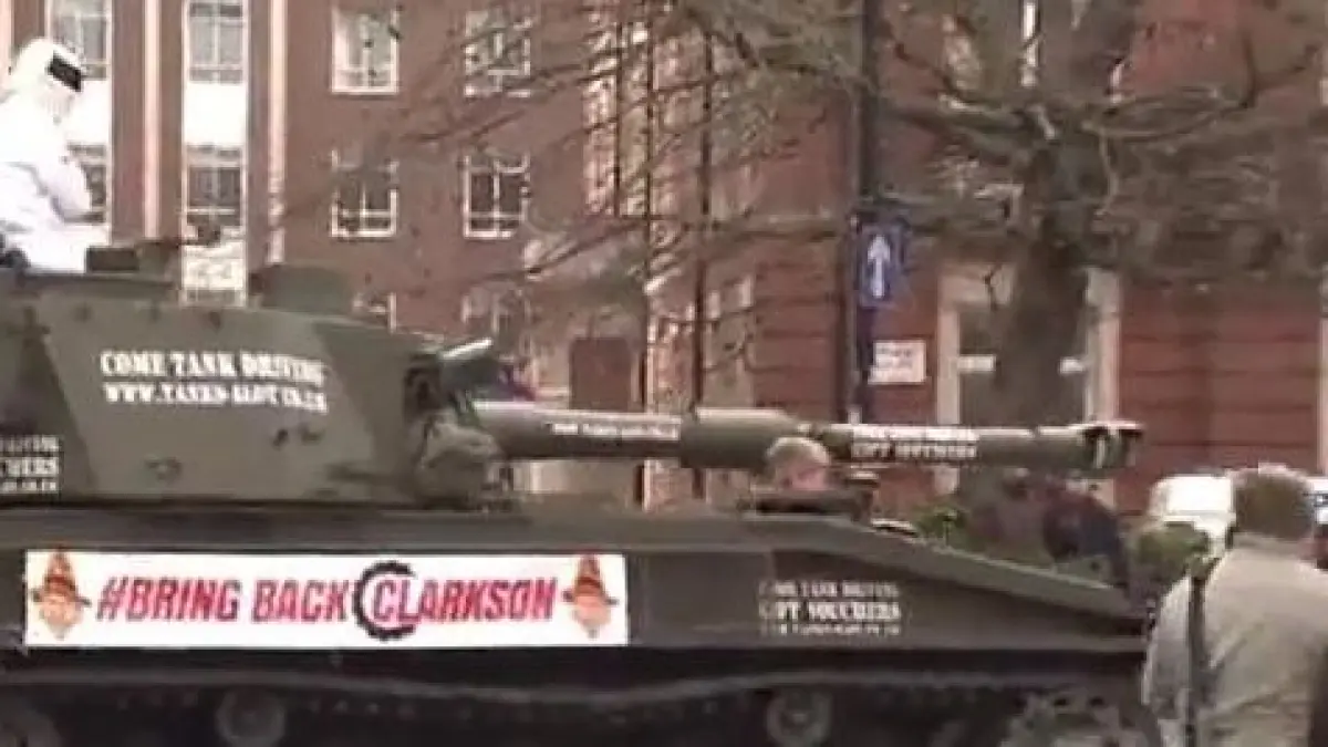 stig s a dus cu un tanc la sediul bbc pentru a cere reinstalarea lui clarkson la top gear