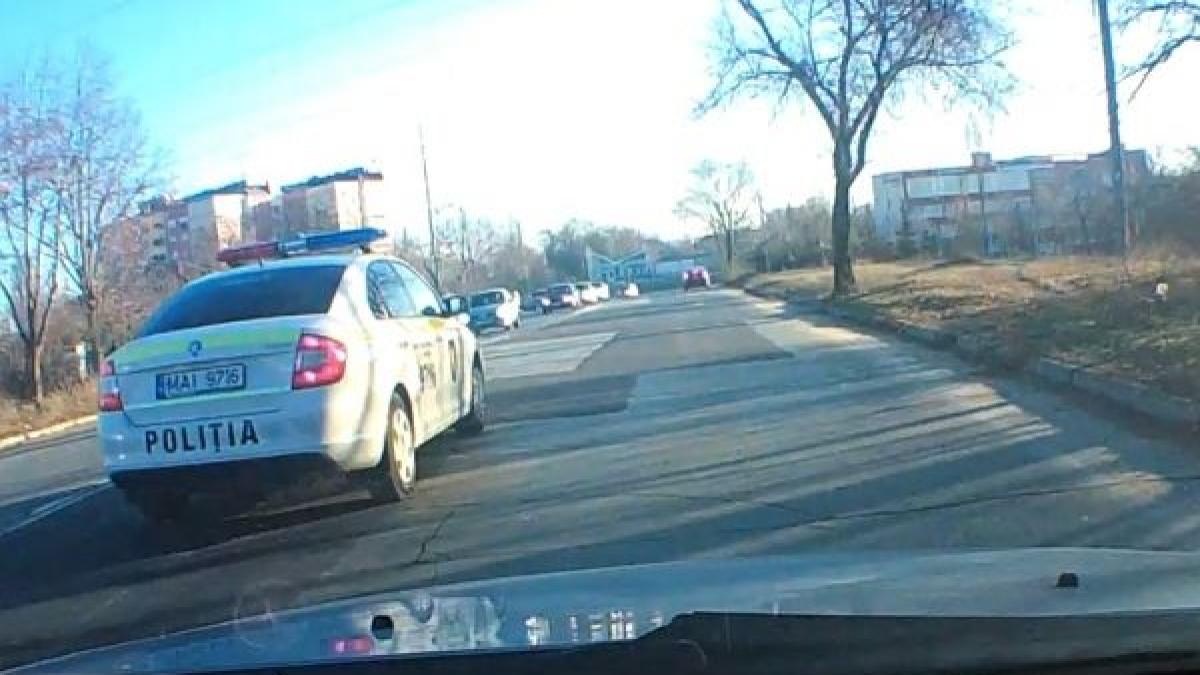 tupeu maxim din partea unui politist de la rutiera dupa ce a intors cu masina politiei pe linia