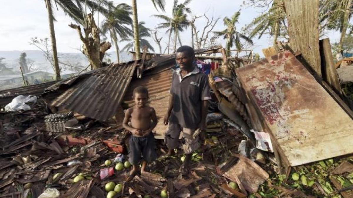 vanuatu mii de oameni au ramas in adaposturile improvizate dupa ce casele le au fost distruse de