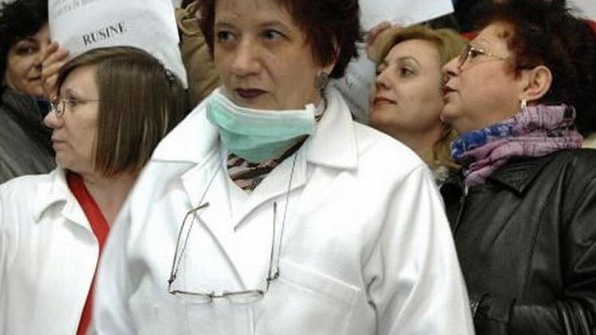 angajatii spitalului din campeni au iesit in strada localnicii protesteaza alaturi de cadrele