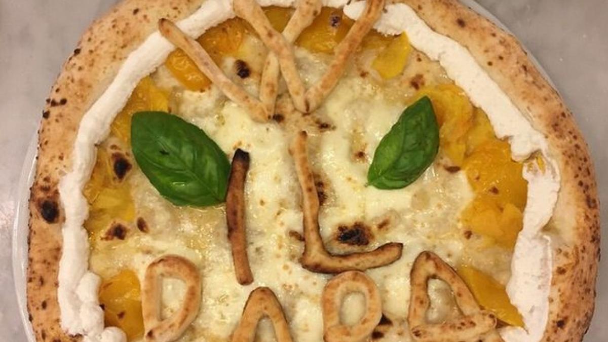 proprietarul unei pizzerii a alergat dupa papamobil pentru a i oferi papei o pizza