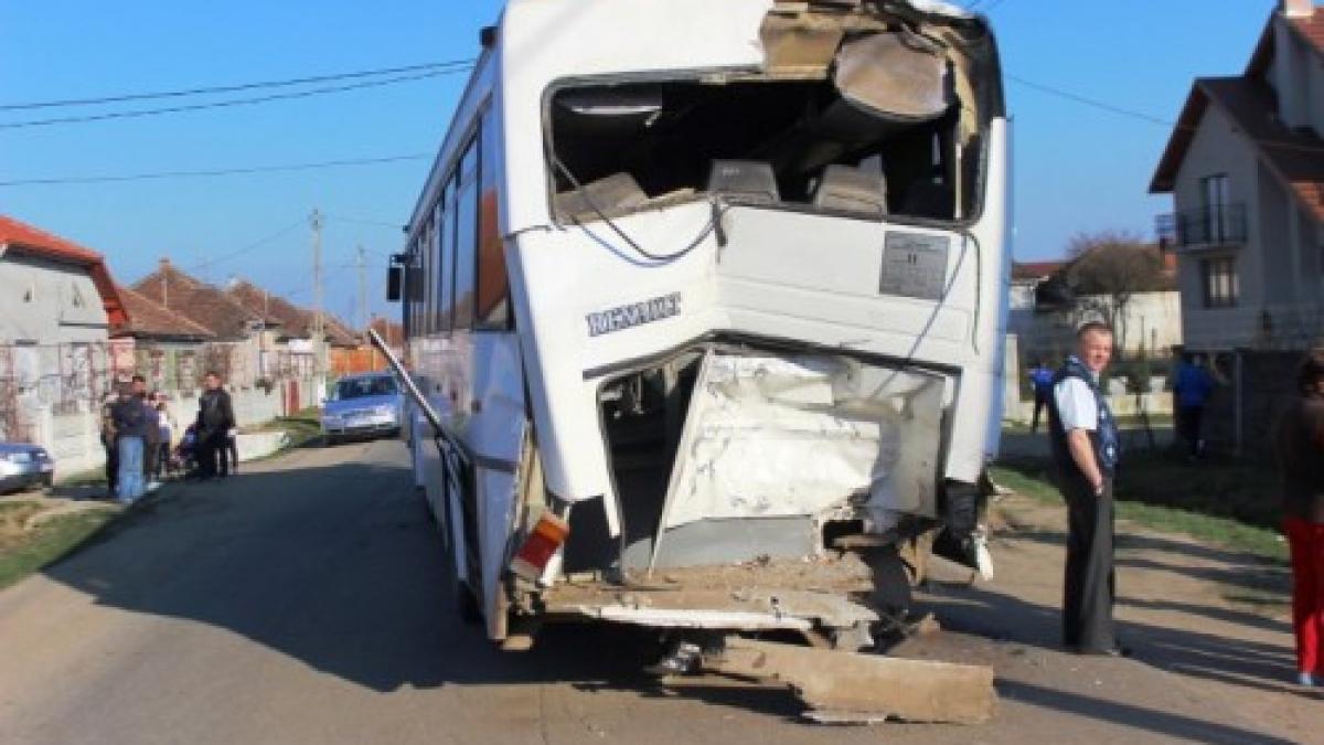 impact puternic intre doua autobuze 20 de oameni au fost raniti iar 17 dintre ei au fost dusi la