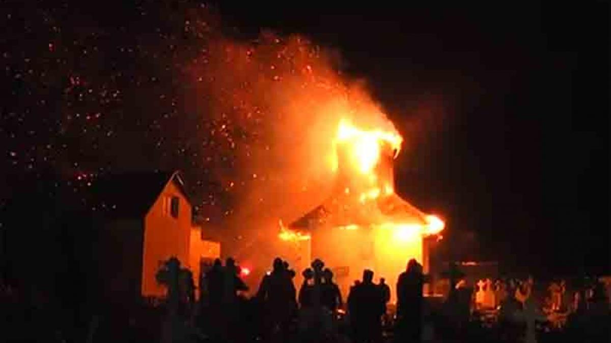 o biserica veche de 300 de ani a ars ca o torta pierderile sunt inestimabile