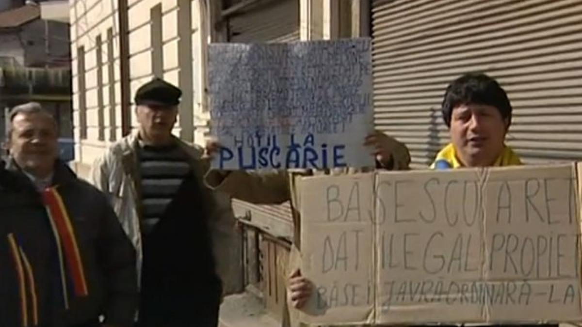oameni ramasi pe strada in urma deciziilor lui basescu