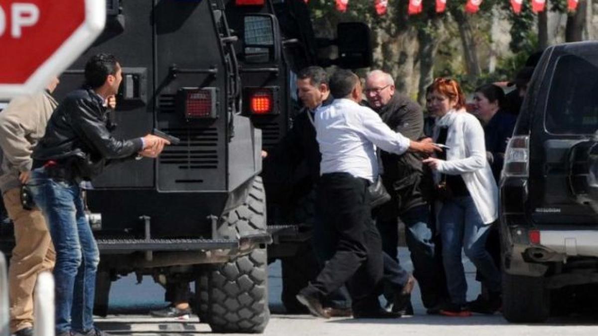 frica groaza panica imagini filmate de turistii atacati in muzeul bardo din tunis video