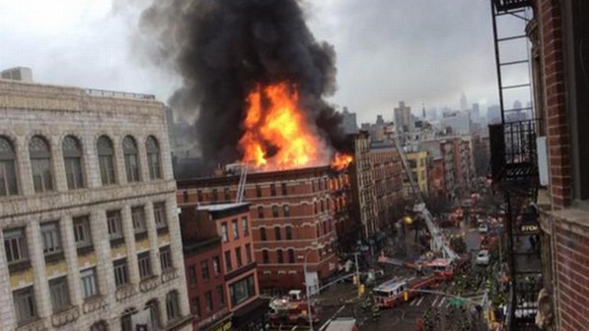 explozie puternica in new york o cladire cu 5 etaje s a prabusit