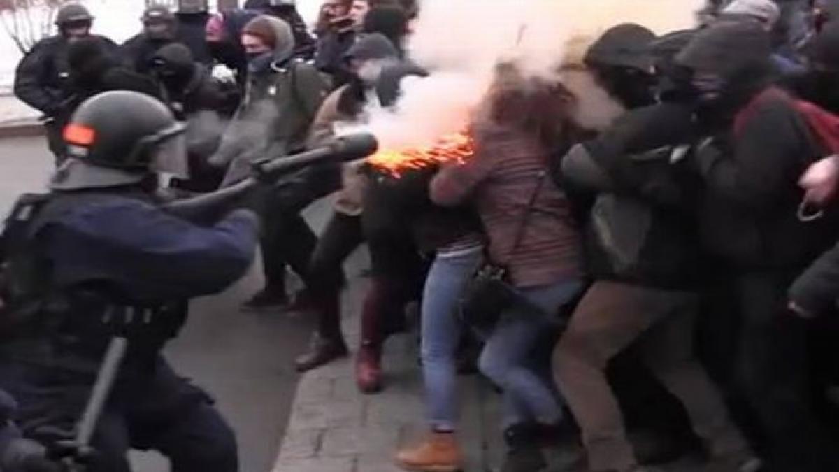 politistii canadieni au tras in fata studentilor protestatari cu gaze lacrimogene video