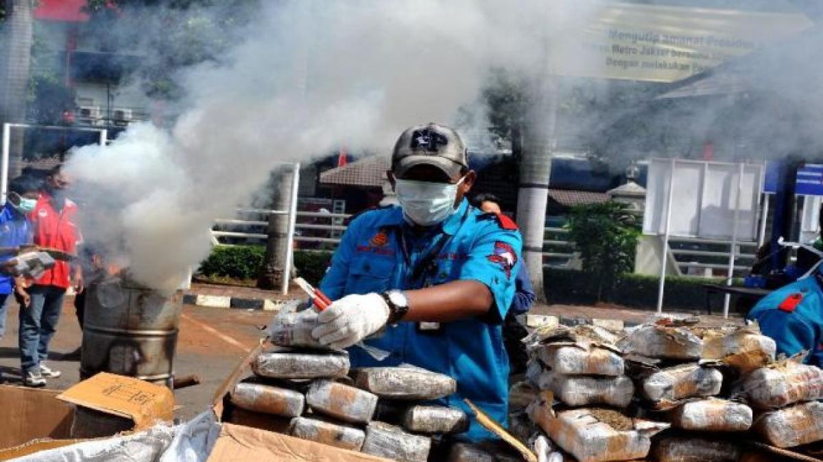 politistii indonezieni au drogat din greseala un oras intreg dupa ce au dat foc la 3 tone de