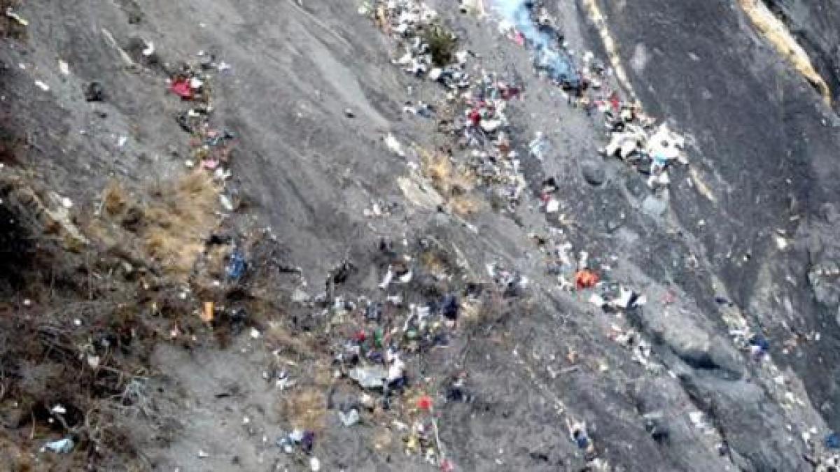 sute de bucati din trupurile victimelor tragediei aviatice din franta recuperate de autoritati